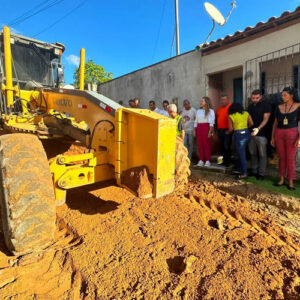 Prefeita Cordélia inspeciona ruas do bairro Alecrim 2 durante processo de pavimentação