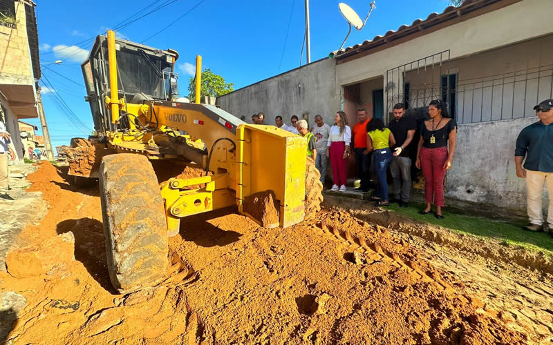 Prefeita Cordélia inspeciona ruas do bairro Alecrim 2 durante processo de pavimentação