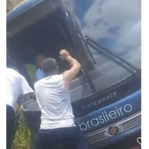 Mais um: Após acidente, passageiros da Brasileiro são resgatados pelo para-brisa do ônibus em Porto Seguro