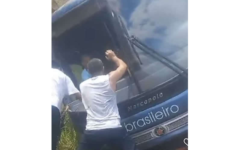 Mais um: Após acidente, passageiros da Brasileiro são resgatados pelo para-brisa do ônibus em Porto Seguro