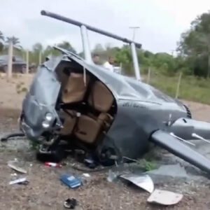 Helicóptero de táxi aéreo cai em Caraíva; piloto e passageiros sobrevivem