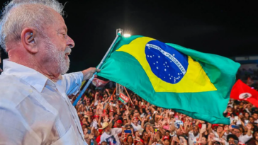 Com 139 assinaturas, pedido de impeachment de Lula é protocolado
