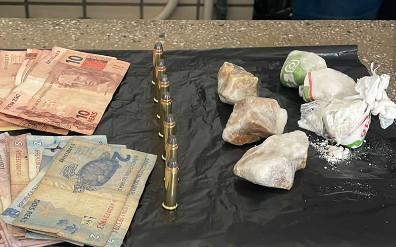 Polícia Militar apreende porções de cocaína e maconha em Teixeira de Freitas; suspeitos fogem