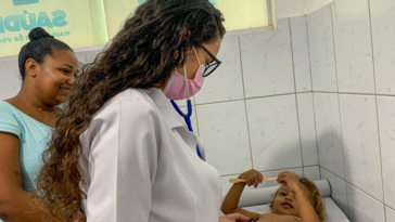 Projeto “Pediatria Itinerante” zera fila de espera de atendimentos infantis nas UBSs de Eunápolis