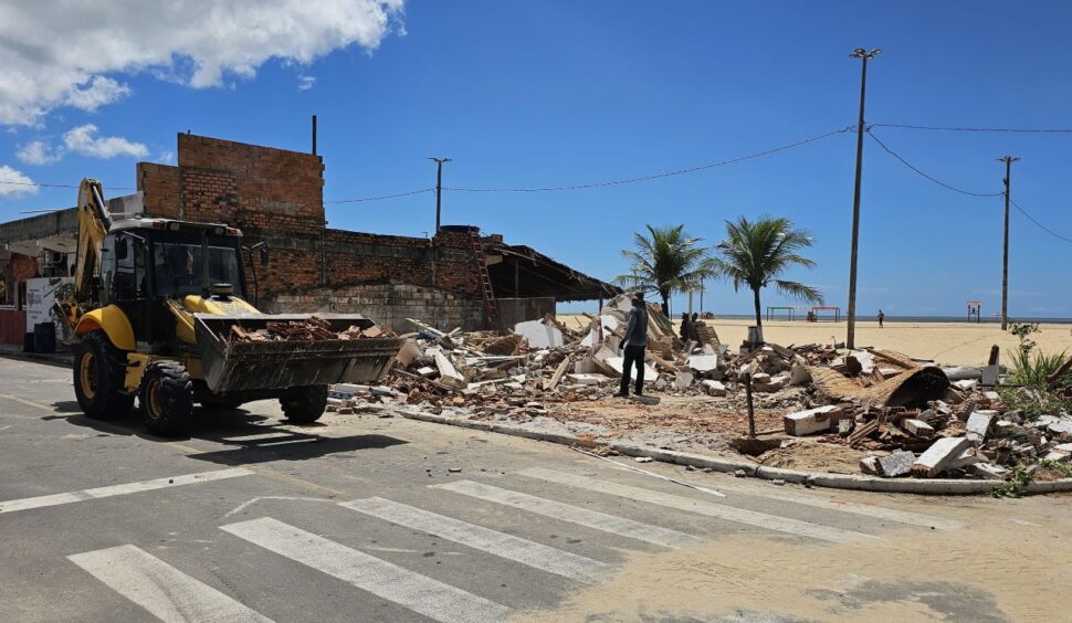 Casarios antigos vão ao chão para dar lugar a calçadão e quiosques na orla de Mucuri