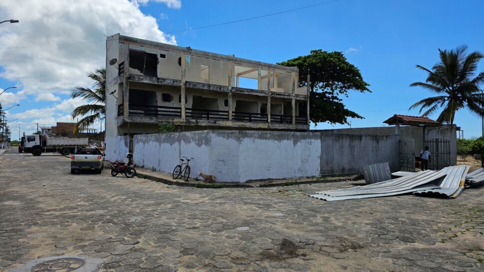 Casarios antigos vão ao chão para dar lugar a calçadão e quiosques na orla de Mucuri