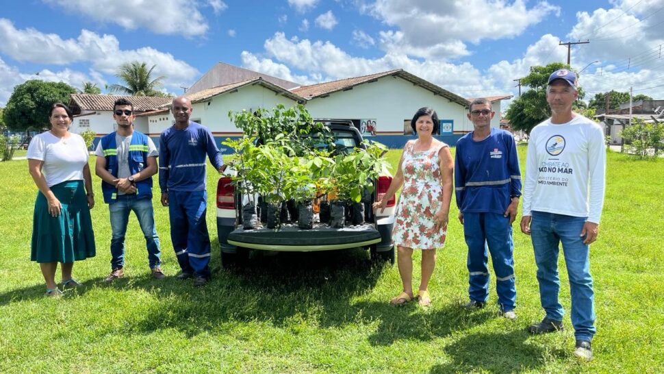 Ação Ambiental: Prefeitura e EMBASA levam plantio de mudas nativas a uma Escola de Mucuri