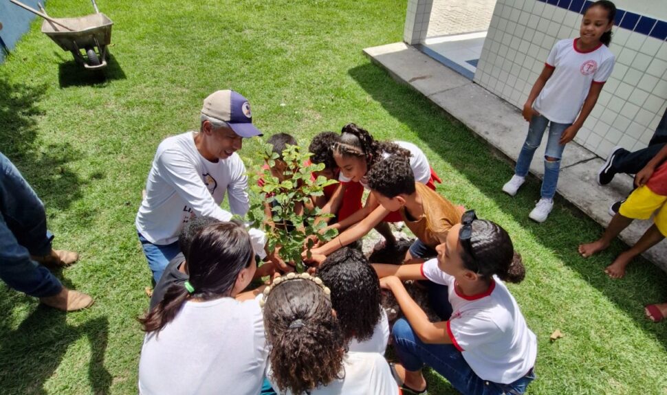 Ação Ambiental: Prefeitura e EMBASA levam plantio de mudas nativas a uma Escola de Mucuri