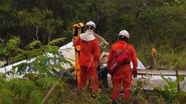 Pai, filho e piloto morrem após queda de avião no interior da Bahia