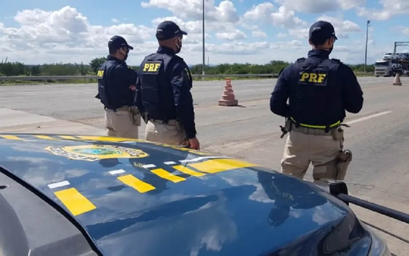 Caminhão do Mercado Livre tomba e carga é saqueada na BR-101, em Itabela