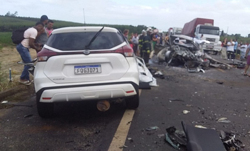 Acidente mata três pessoas numa colisão entre dois carros e um caminhão na BR-101 em Caravelas