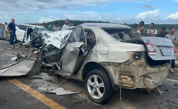 Acidente mata três pessoas numa colisão entre dois carros e um caminhão na BR-101 em Caravelas