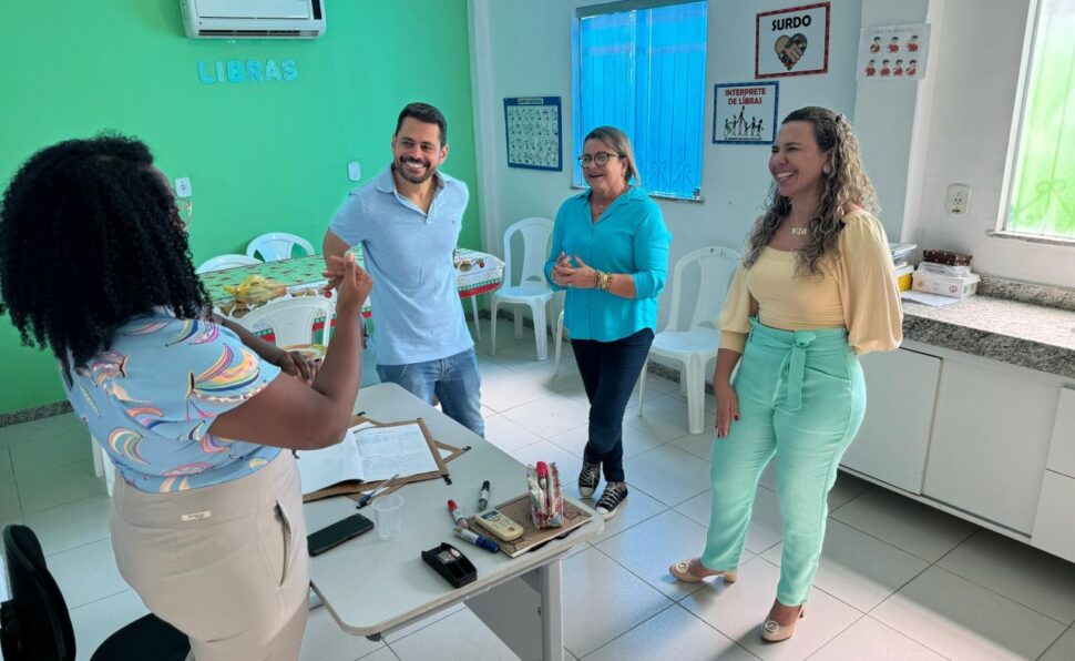 Cordélia Torres visita instituições para entrega de LabMóvel no reforço ao ensino inclusivo em Eunápolis