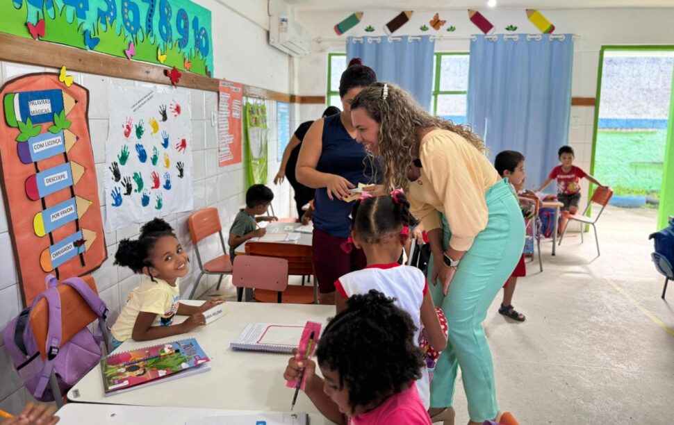 Cordélia Torres visita instituições para entrega de LabMóvel no reforço ao ensino inclusivo em Eunápolis