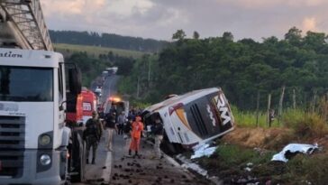 Acidente com ônibus de turistas cariocas capota matando 9 pessoas e deixando outras 23 feridas em Teixeira e Freitas