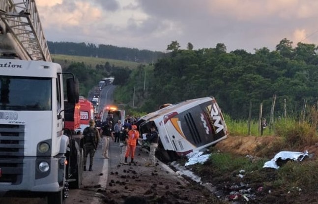 Acidente com ônibus de turistas cariocas capota matando 9 pessoas e deixando outras 23 feridas em Teixeira e Freitas