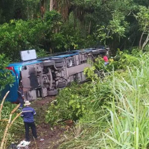 13 ficam feridos após ônibus da Águia Branca capotar na BR-101