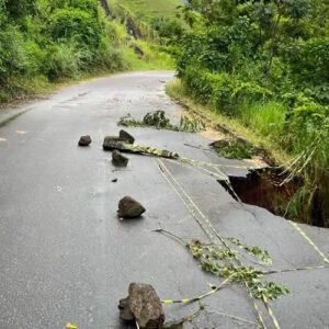 Deslizamentos em rodovia interditam tráfego de caminhões em Itapebi