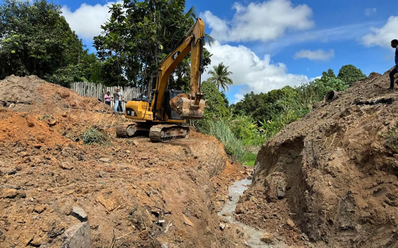 Prefeitura de Eunápolis segue com obra de drenagem pra beneficiar moradores dos bairros Rosa Neto e Juca Rosa