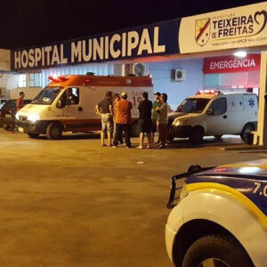 Cigano baleado em Itamaraju é socorrido ao Hospital Municipal de Teixeira de Freitas (HMTF)