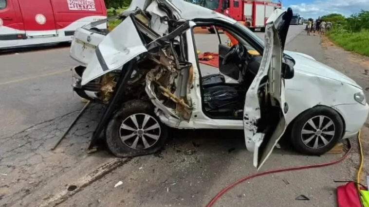 Grave acidente entre duas motos e carro de passeio mata casal e mais um jovem em rodovia na Bahia
