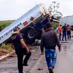 Motorista de Van morre após colisão com caminhão tanque na BR-101, entre Teixeira de Freitas e Itamaraju