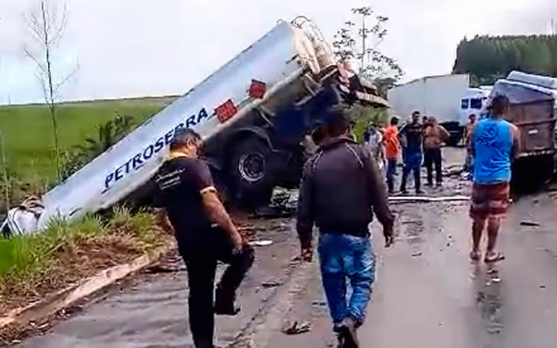 Motorista de Van morre após colisão com caminhão tanque na BR-101, entre Teixeira de Freitas e Itamaraju