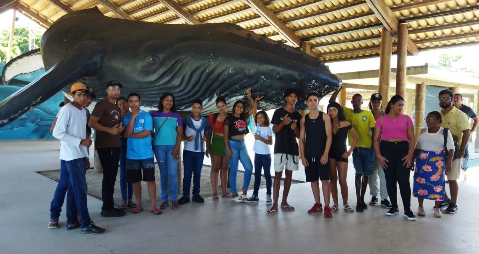 Educação além dos muros: Escola Alcenor Barbosa de Teixeira de Freitas leva estudantes do EJA para imersão ambiental e cultural em Caravelas