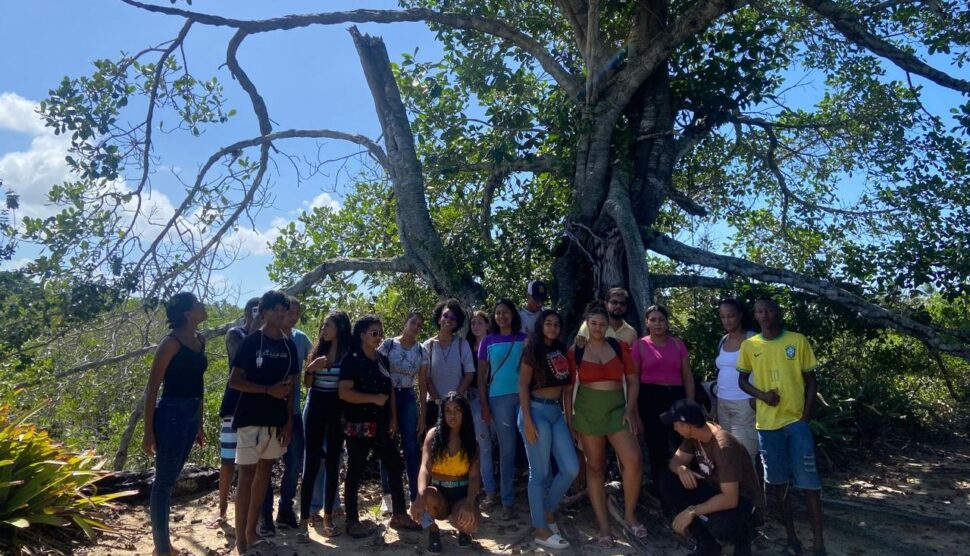 Educação além dos muros: Escola Alcenor Barbosa de Teixeira de Freitas leva estudantes do EJA para imersão ambiental e cultural em Caravelas