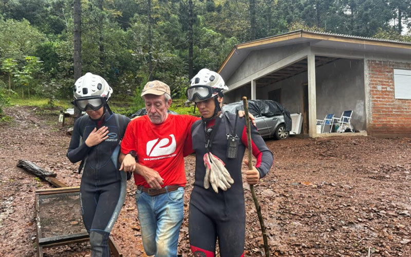 Bombeiros baianos auxiliam no resgate de vítimas na região de Caxias do Sul