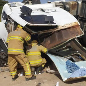 Caminhoneiro morre em capotamento e carga é saqueada em Minas