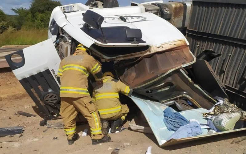 Caminhoneiro morre em capotamento e carga é saqueada em Minas