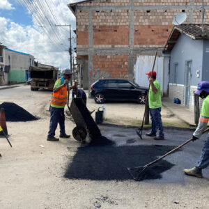 Prefeitura de Eunápolis realiza Operação Tapa-Buracos no bairro Moisés Reis