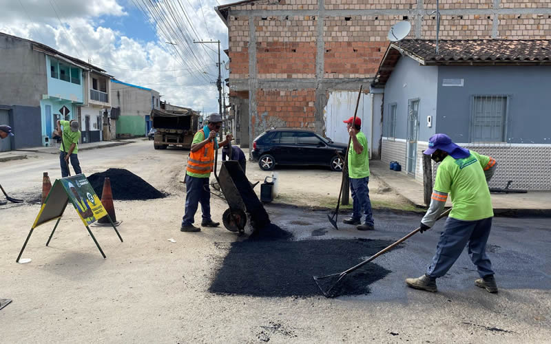 Prefeitura de Eunápolis realiza Operação Tapa-Buracos no bairro Moisés Reis