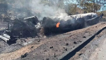 Motorista morre carbonizado após caminhão tombar e pegar fogo em rodovia na Bahia