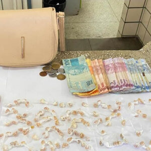 Mulher tenta se esconder da polícia, mas acaba presa com dinheiro e 128 pedras de crack em Teixeira de Freitas