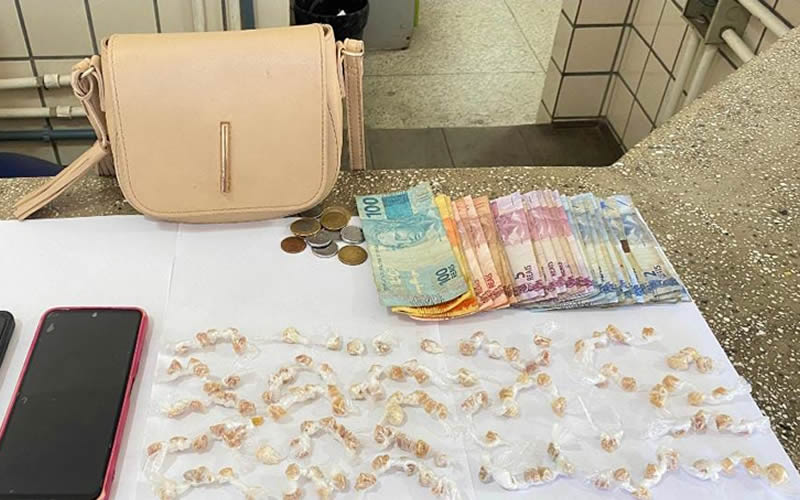 Mulher tenta se esconder da polícia, mas acaba presa com dinheiro e 128 pedras de crack em Teixeira de Freitas