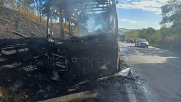 Teixeira de Freitas: Ônibus com 36 feirantes pega fogo na BR-101