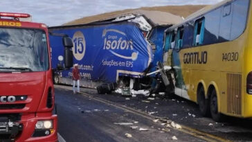 Dois motoristas e uma passageira morrem após batida frontal entre ônibus da Gontijo e carreta na BR-116