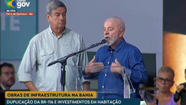 Lula interrompe vaia ao prefeito Colbert Martins durante discurso em Feira de Santana; assista