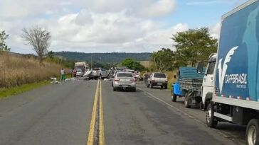 Duas pessoas morrem e três ficam feridas em colisão entre caminhonete e caminhão guincho no sul da Bahia