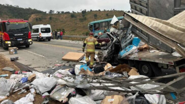 Batida entre ônibus e caminhão mata motoristas dos dois veículos em Minas