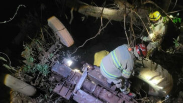 Homem morre ao cair de ponte com trator em Minas