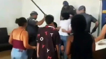 Vídeo: PMs agridem pessoas ao lado de caixão durante velório