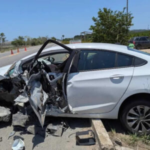 Motoristas ficam feridos após colisão frotal entre dois veículos da BR-101 em Itamaraju