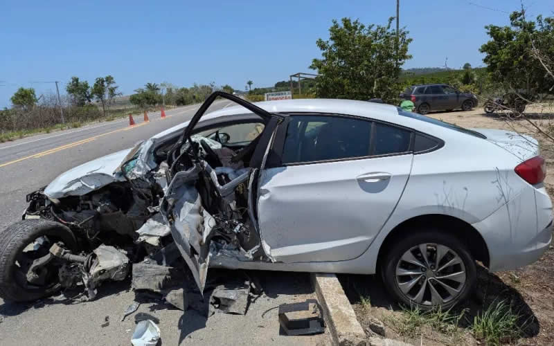 Motoristas ficam feridos após colisão frotal entre dois veículos da BR-101 em Itamaraju