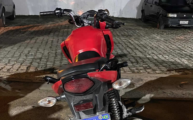 Polícia recupera moto roubada, prende suspeito e apreende armas de fogo em Teixeira de Freitas