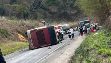 Ônibus que transportava alunos de Minas para Porto Seguro tomba na BR-418 e deixa feridos