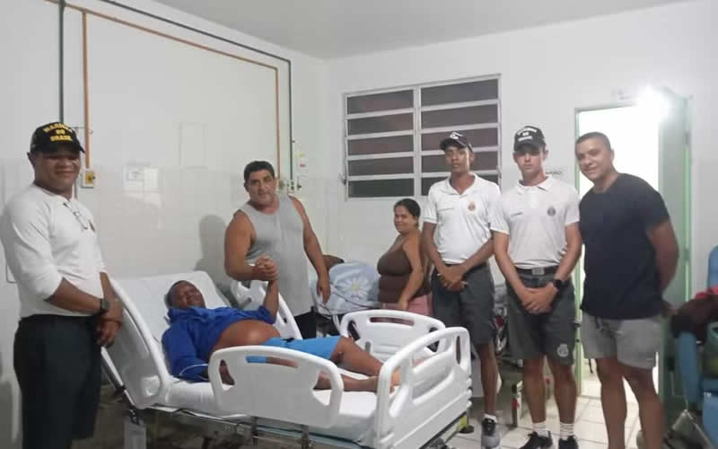 Pescador nada mais de 48h em busca de ajuda após barco com filho e irmão virar na região de Corumbau