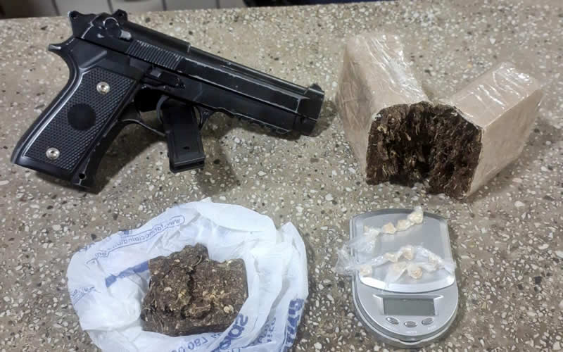 Polícia apreende drogas, balança de precisão e simulacro de arma de fogo em Teixeira de Freitas